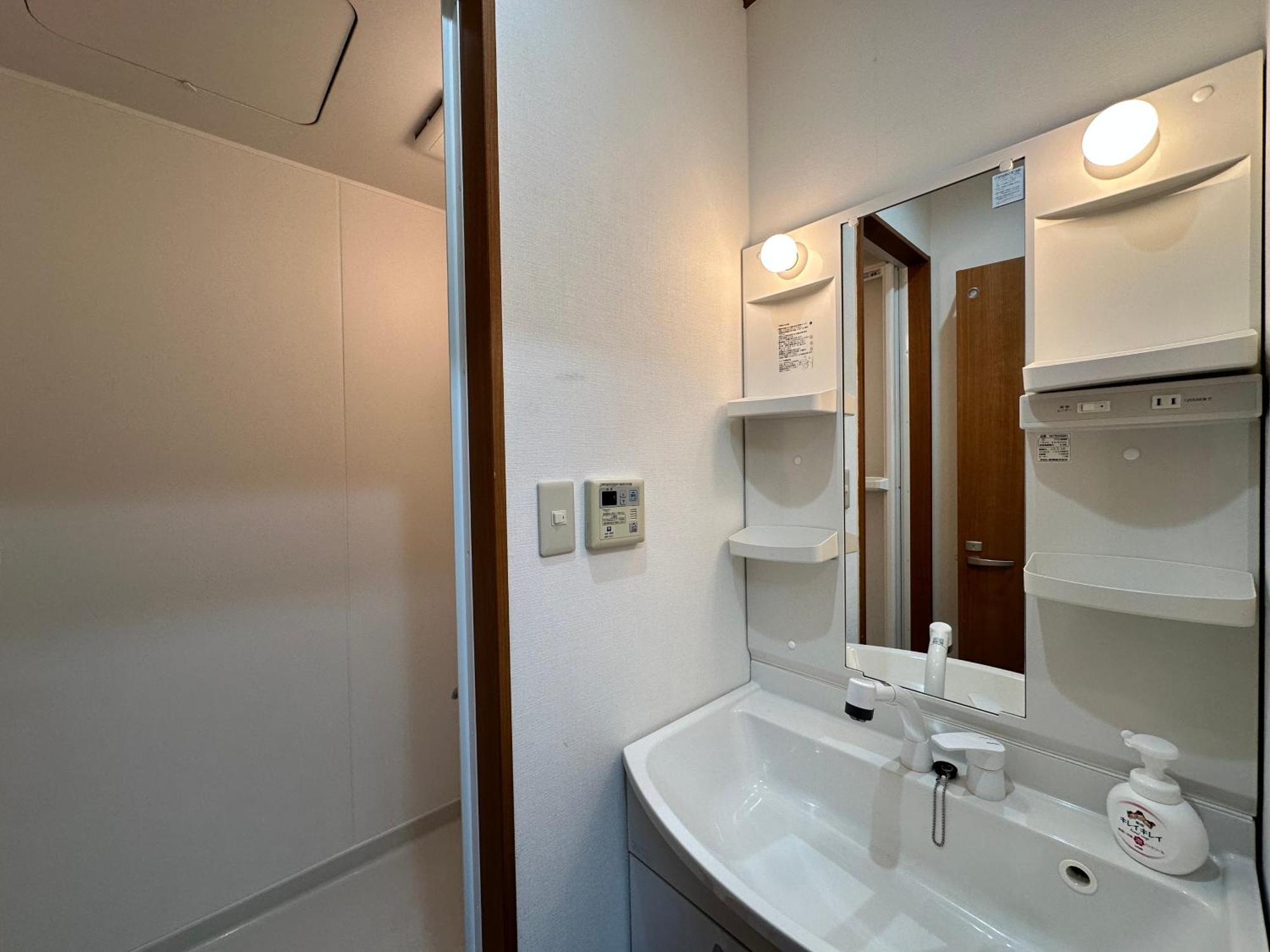 Appartamento 鶴橋駅徒歩2分 トイレ浴室複数あり3階建て一軒家車庫付き Osaka Esterno foto